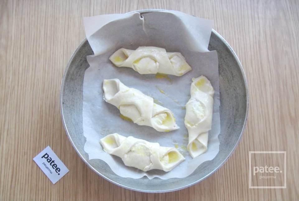 Пирожки с творогом из слоеного теста - Шаг 10