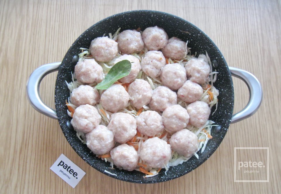 Тушеная капуста с тефтелями - Шаг 10