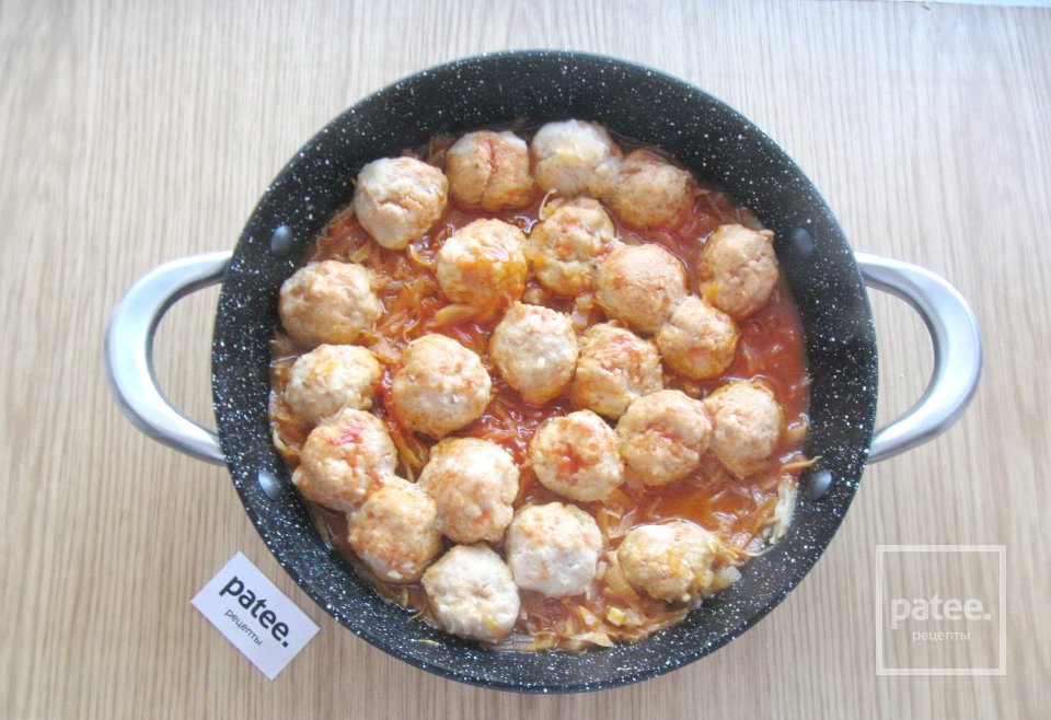 Тушеная капуста с тефтелями - Шаг 11