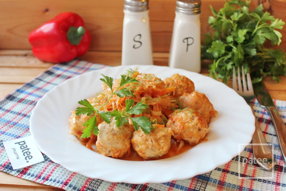 Тушеная капуста с тефтелями - Шаг 12