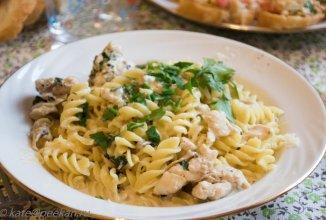 Паста с куриной грудкой со сливочным соусом
