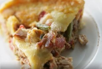 Киш с фасолью и тунцом