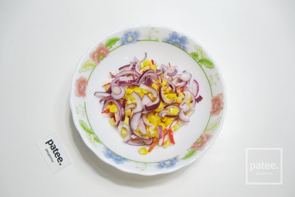 Салат с крабовыми палочками без майонеза - Шаг 4