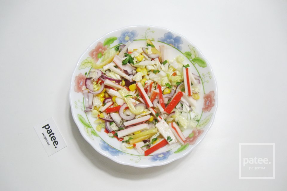 Салат с крабовыми палочками без майонеза - Шаг 10