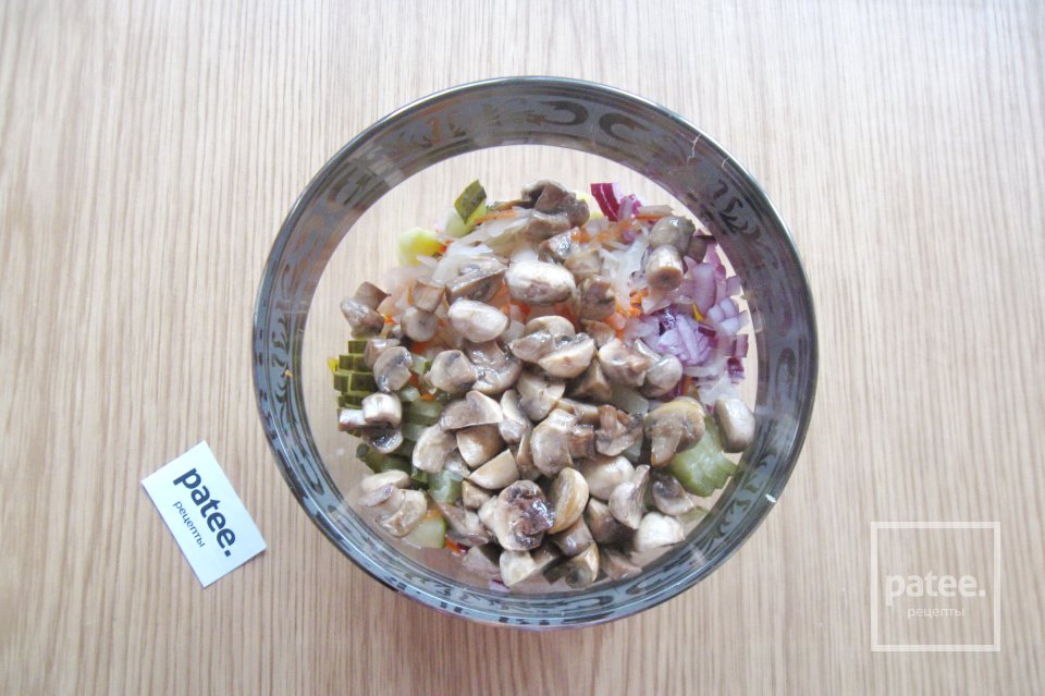 Винегрет с жареными грибами - Шаг 9