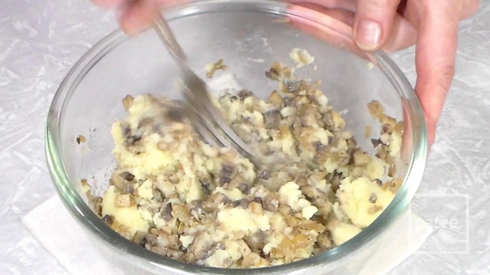 Домашние вареники с картошкой и грибами - Шаг 7