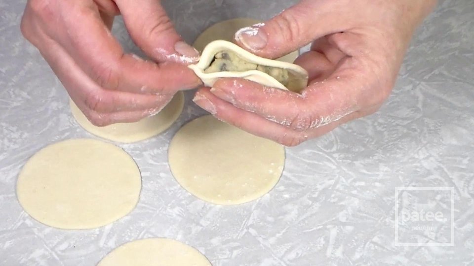 Домашние вареники с картошкой и грибами - Шаг 9