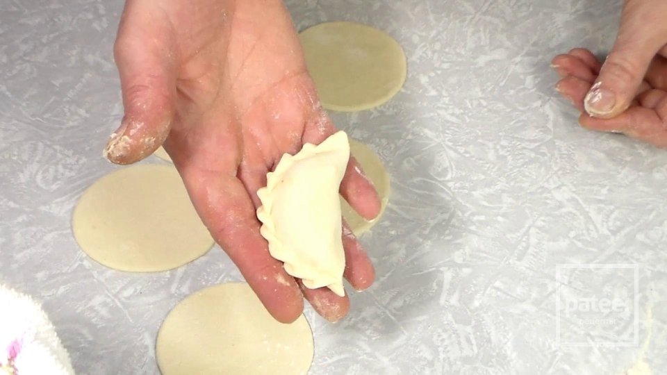 Домашние вареники с картошкой и грибами - Шаг 10