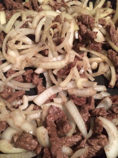 Тушенная говядина в сметане с горчицей - Шаг 1