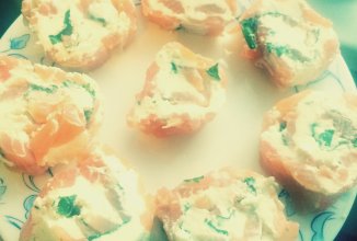 Рулет из форели со сливочным сыром и зеленью