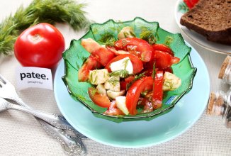 Салат с помидорами и моцареллой