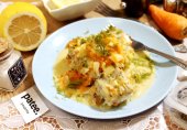 Минтай в сметанном соусе с луком и морковью