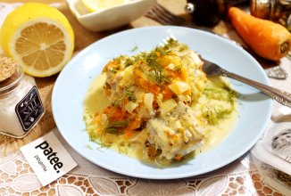 Минтай в сметанном соусе с луком и морковью