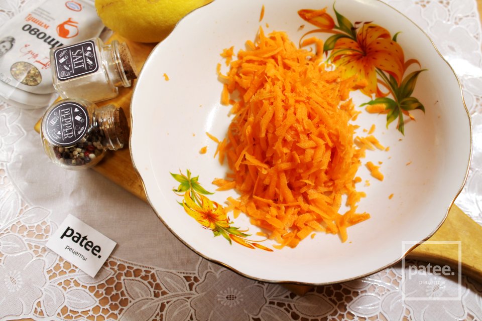 Минтай в сметанном соусе с луком и морковью - Шаг 2