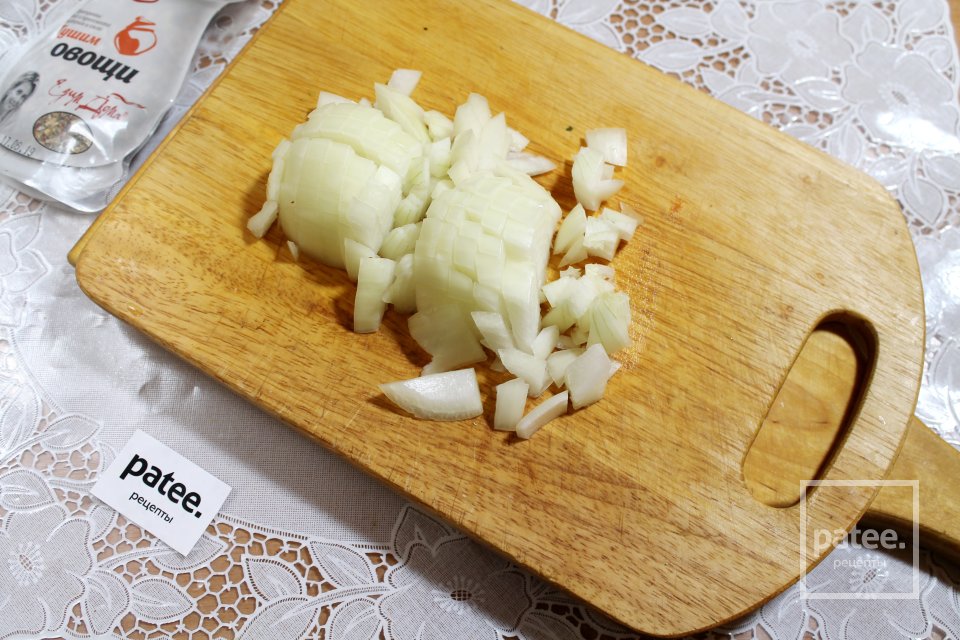 Минтай в сметанном соусе с луком и морковью - Шаг 3