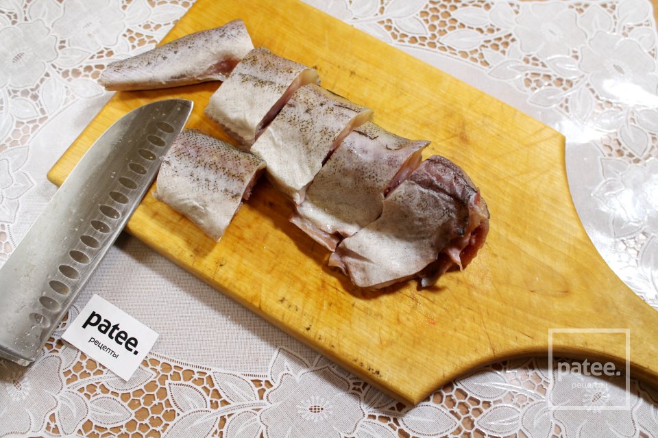 Минтай в сметанном соусе с луком и морковью - Шаг 5