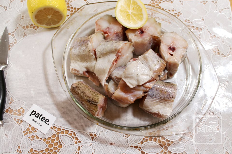 Минтай в сметанном соусе с луком и морковью - Шаг 6