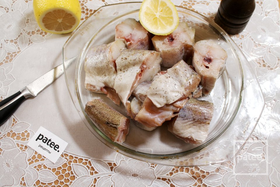 Минтай в сметанном соусе с луком и морковью - Шаг 7