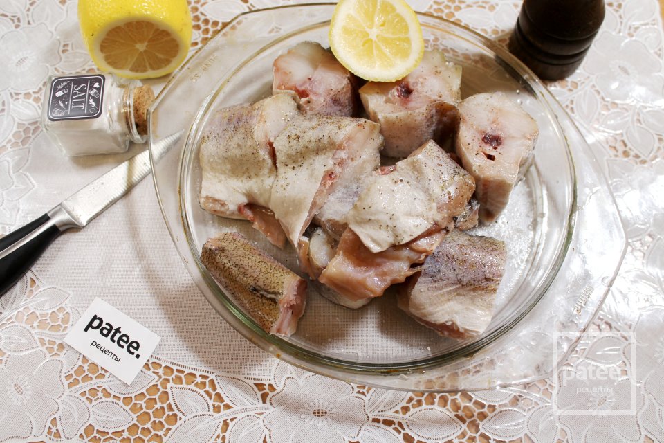 Минтай в сметанном соусе с луком и морковью - Шаг 8