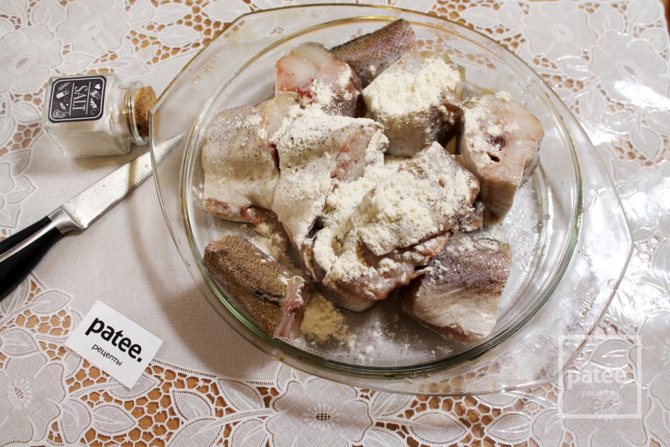 Минтай в сметанном соусе с луком и морковью - Шаг 9