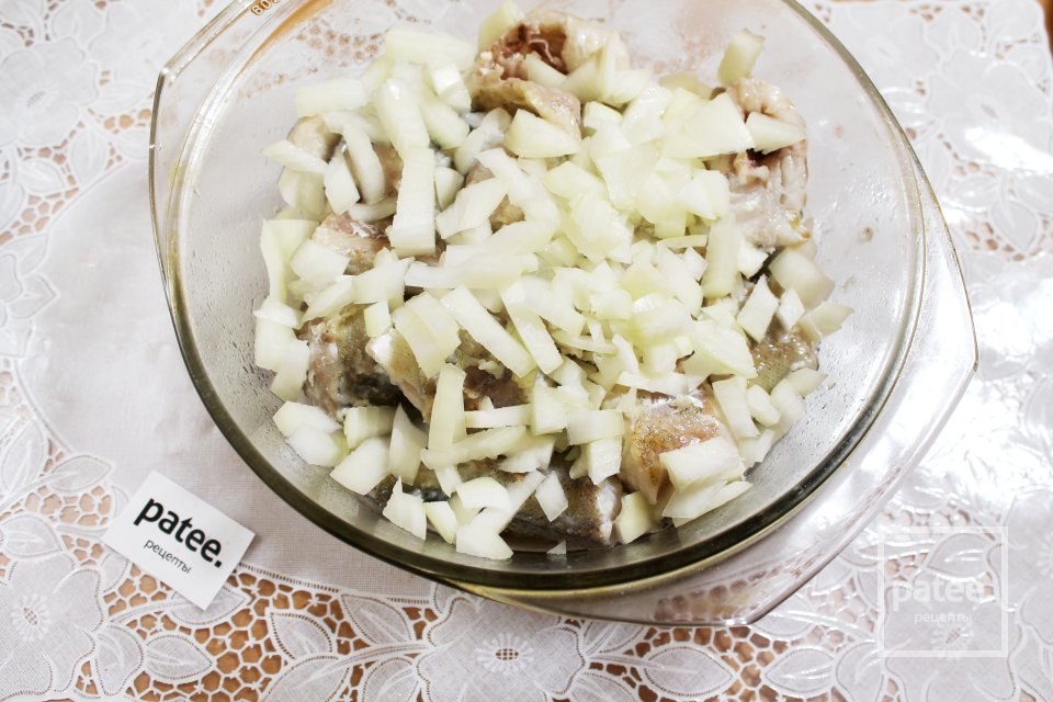 Минтай в сметанном соусе с луком и морковью - Шаг 12