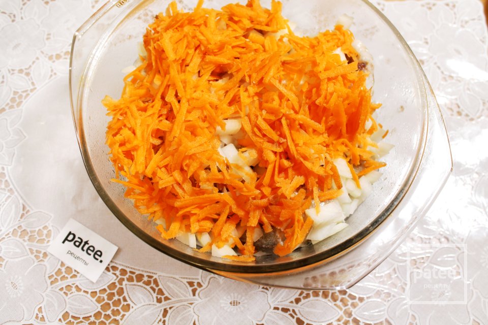 Минтай в сметанном соусе с луком и морковью - Шаг 13