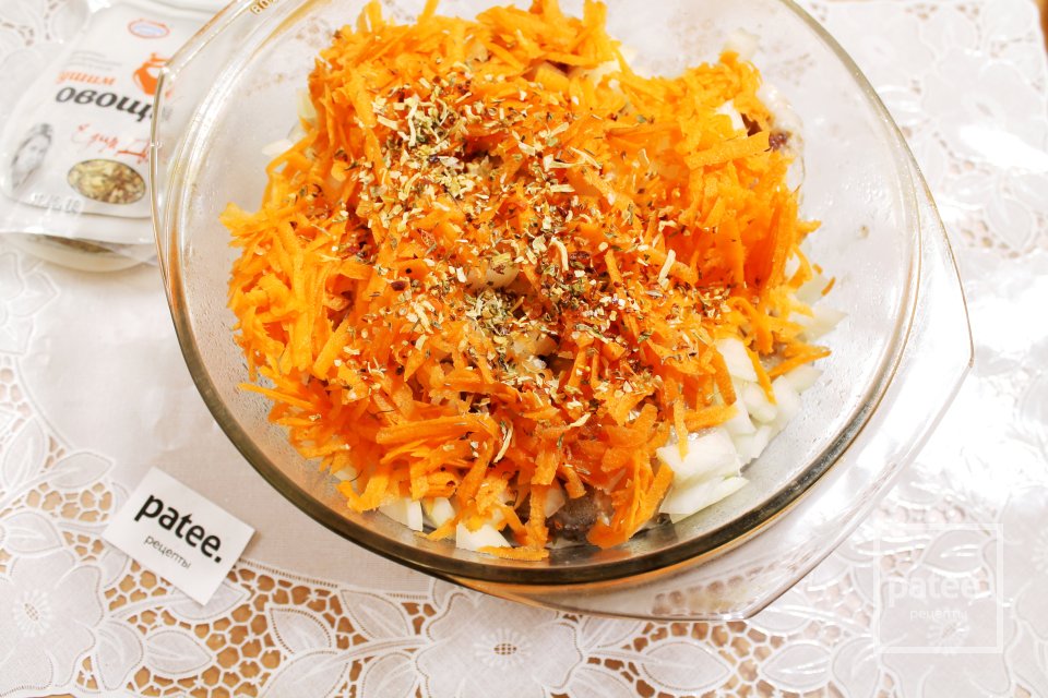 Минтай в сметанном соусе с луком и морковью - Шаг 14