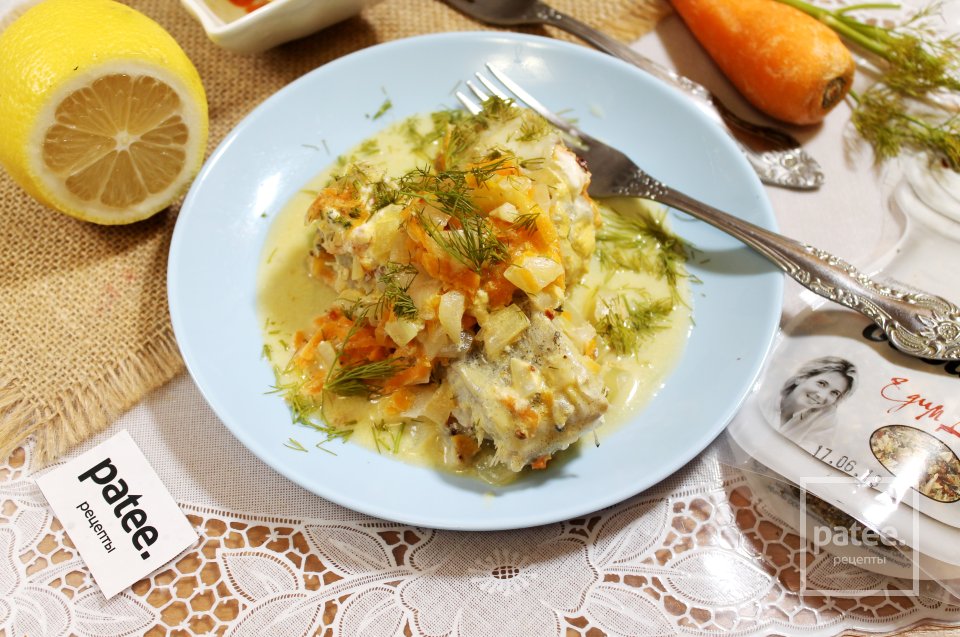 Минтай в сметанном соусе с луком и морковью - Шаг 17