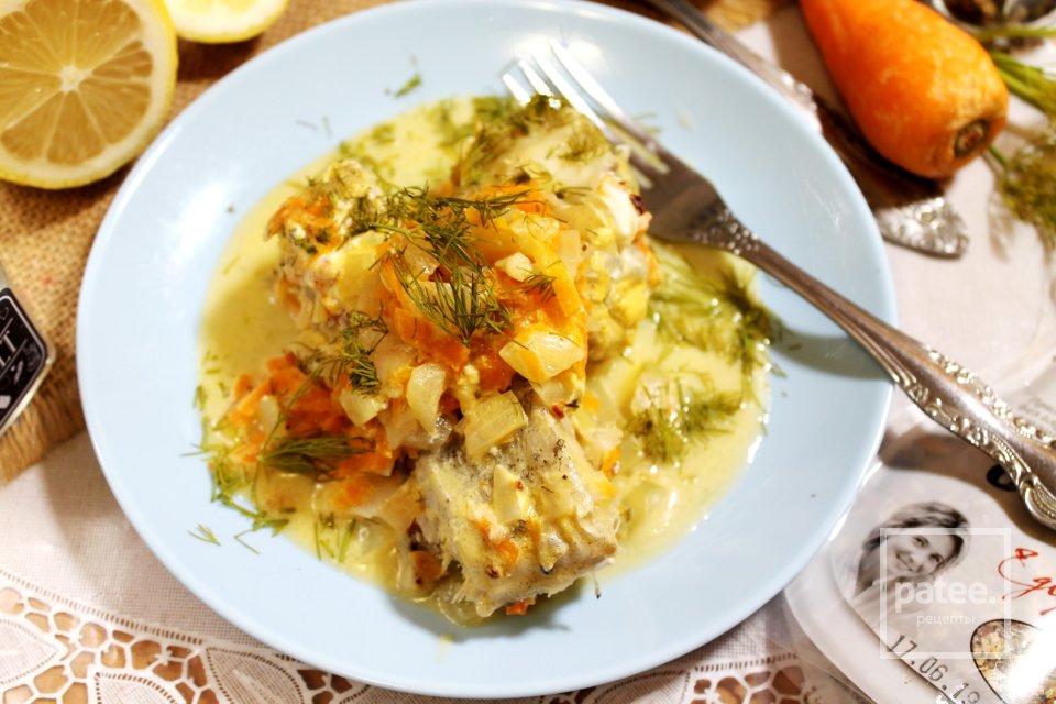 Минтай в сметанном соусе с луком и морковью - Шаг 18