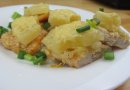 Куриное филе с ананасами в сырной шубке