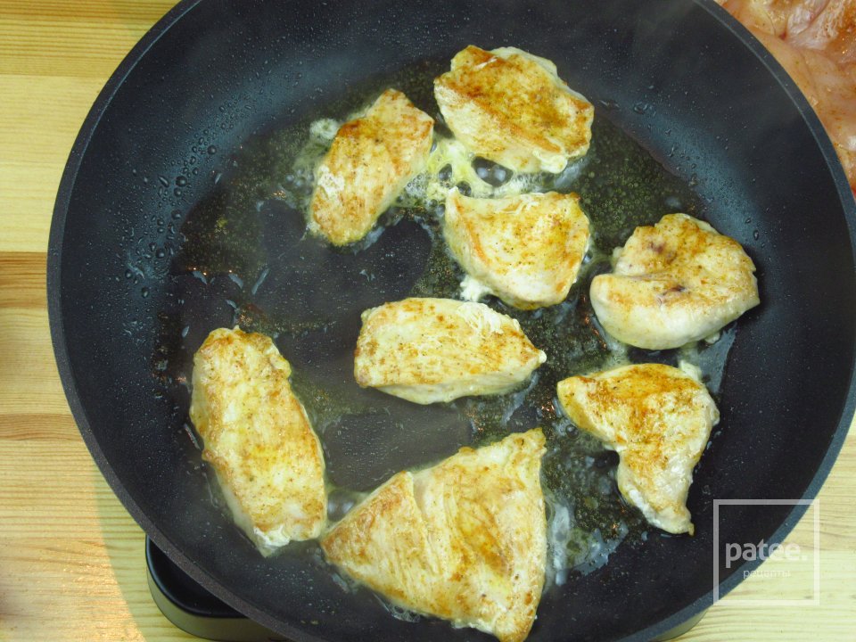 Куриное филе с ананасами в сырной шубке - Шаг 2