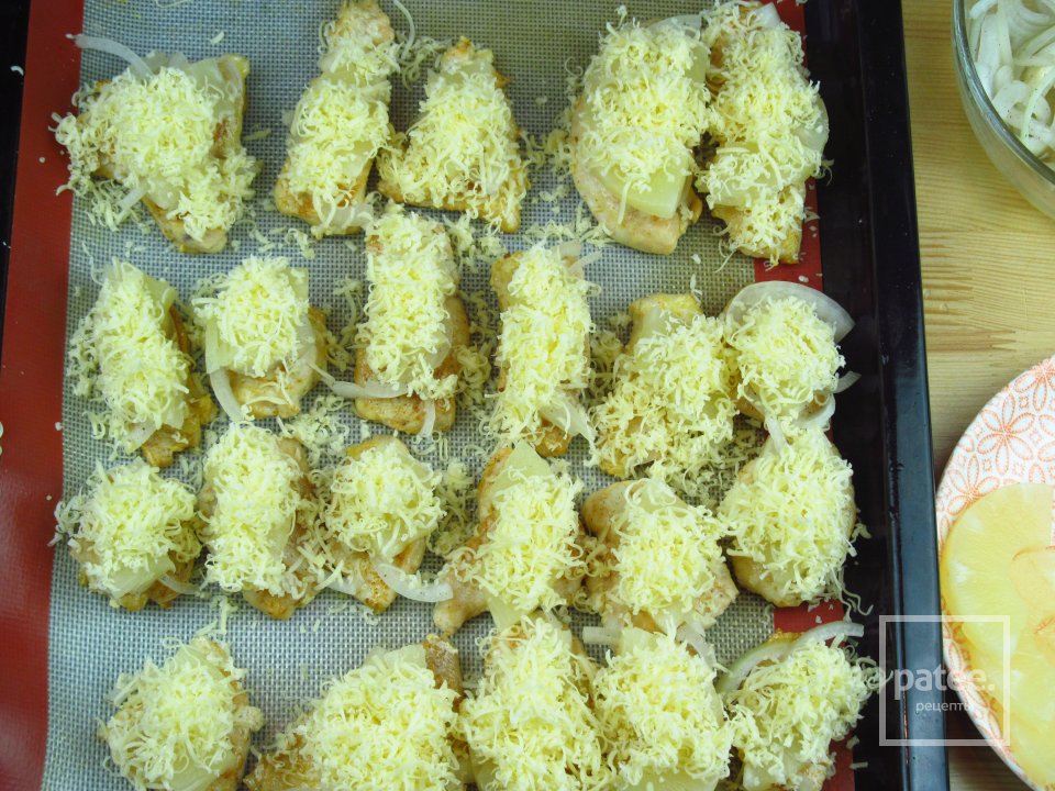 Куриное филе с ананасами в сырной шубке - Шаг 3