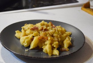 РЕЦЕПТ МАКАРОШЕК С СЫРОМ,СОУСОМ БЕШАМЕЛЬ,БЕКОНОМ, ПАССИВИРОВАННЫМ ЛУКОМ И ТОМЛЁНОЙ ГРУШЕЙ🍝🍝