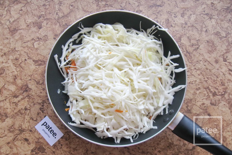 Тушеная капуста с грибами и куриной печенью - Шаг 3