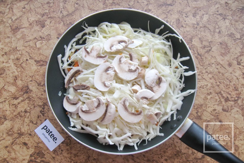 Тушеная капуста с грибами и куриной печенью - Шаг 4