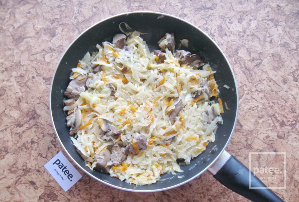 Тушеная капуста с грибами и куриной печенью - Шаг 9