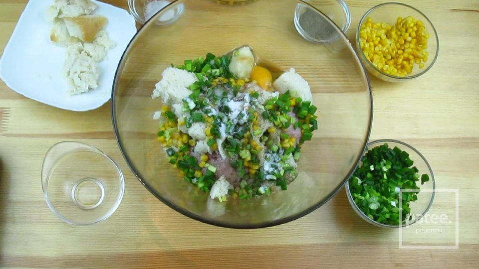 Котлетки из индейки с кукурузой + вкусный соус - Шаг 3
