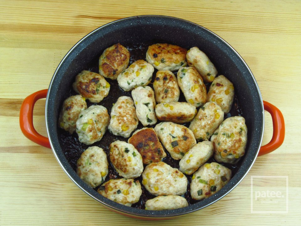 Котлетки из индейки с кукурузой + вкусный соус - Шаг 4