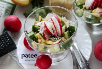 Салат с огурцами, редисом и яблоком