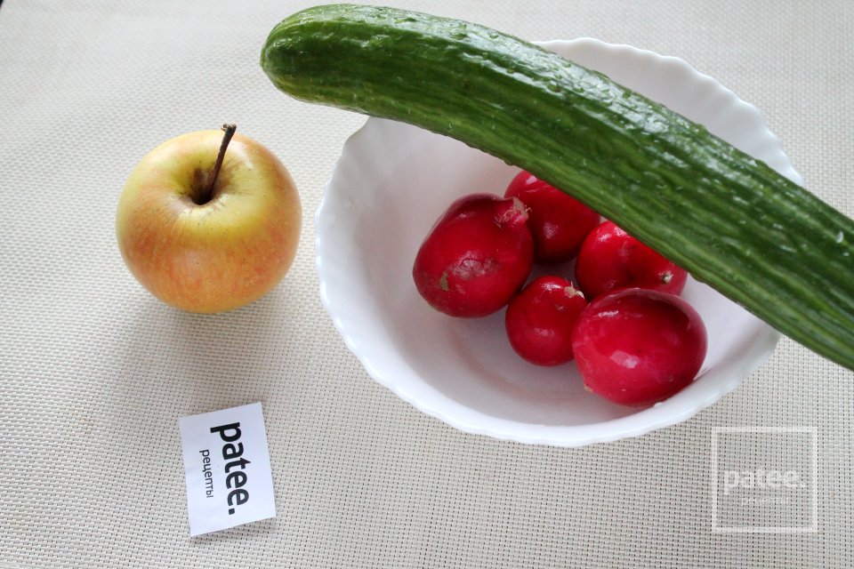 Салат с огурцами, редисом и яблоком - Шаг 2
