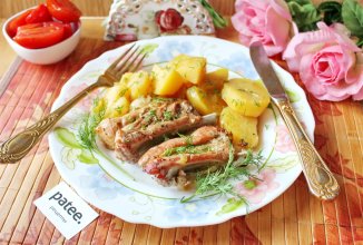 Свиные ребрышки с картофелем в духовке
