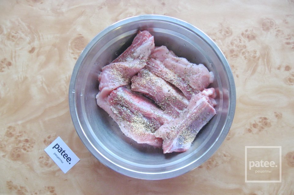 Свиные ребрышки с картофелем в духовке - Шаг 4