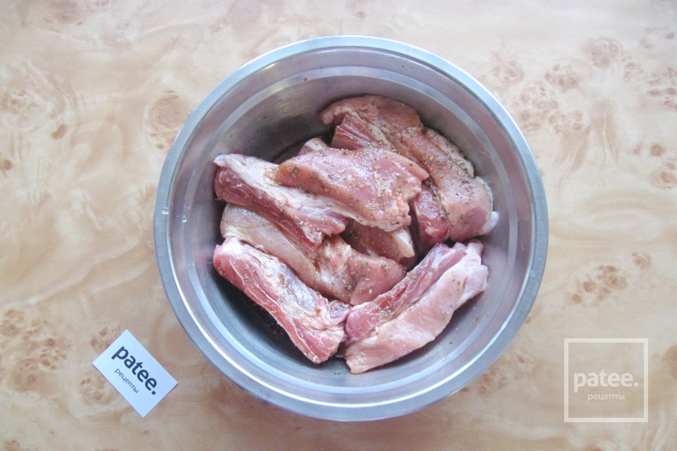 Свиные ребрышки с картофелем в духовке - Шаг 6