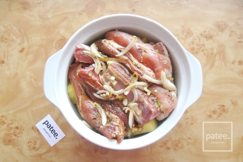 Свиные ребрышки с картофелем в духовке - Шаг 9