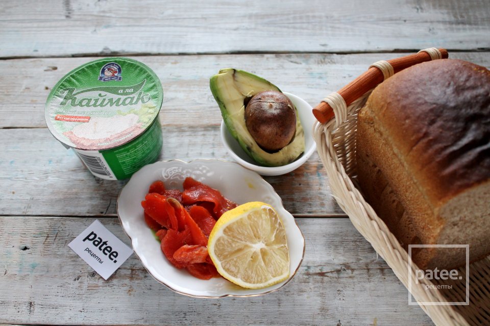 Тосты с авокадо и малосольной красной рыбой - Шаг 1