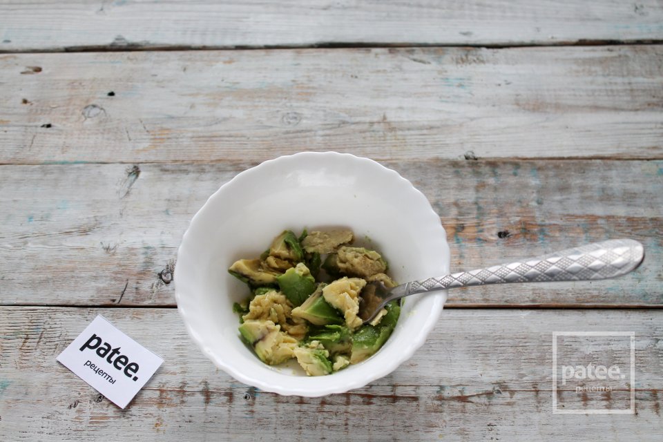 Тосты с авокадо и малосольной красной рыбой - Шаг 5