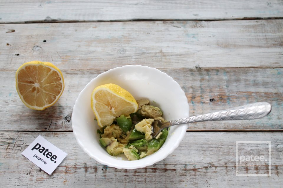 Тосты с авокадо и малосольной красной рыбой - Шаг 6