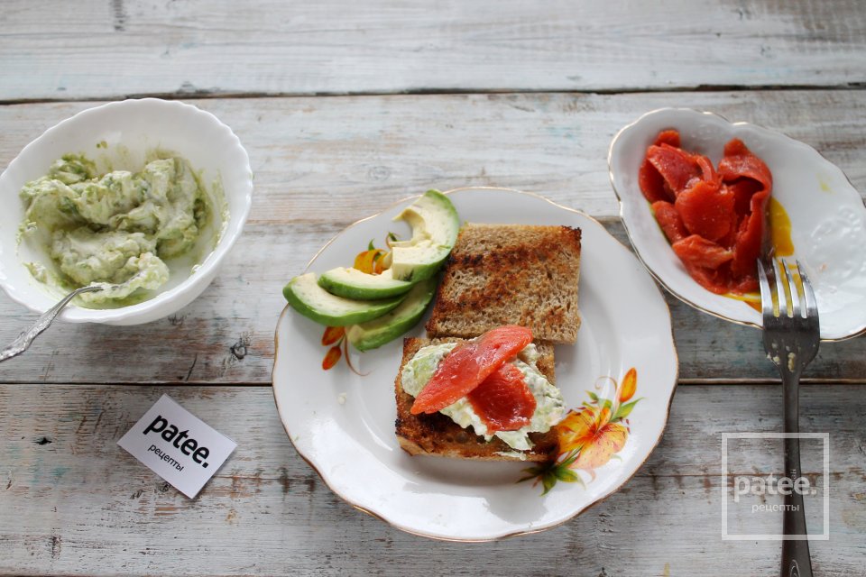 Тосты с авокадо и малосольной красной рыбой - Шаг 10