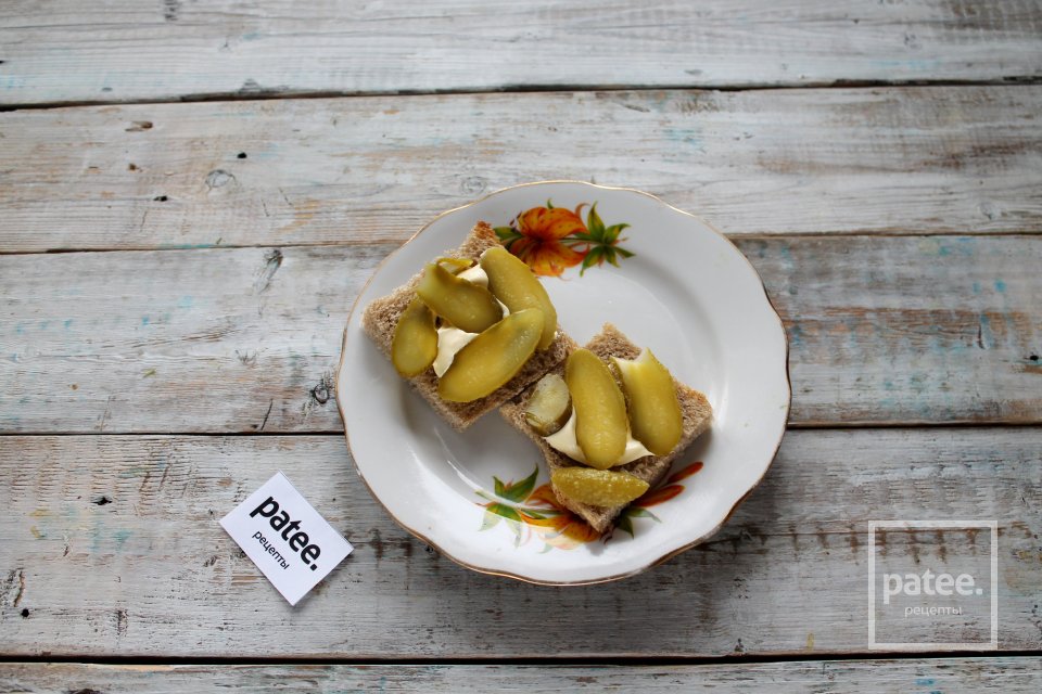 Бутерброды с печенью трески и огурцами - Шаг 6