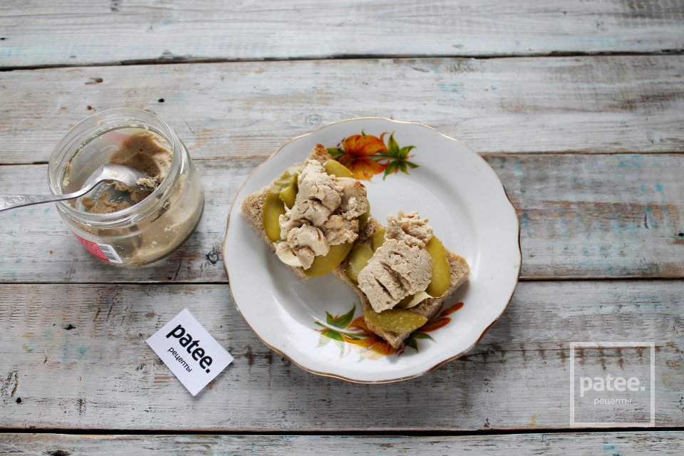 Бутерброды с печенью трески и огурцами - Шаг 7